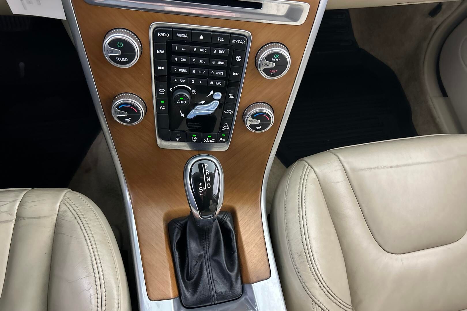Volvo XC60 iso kuva 16
