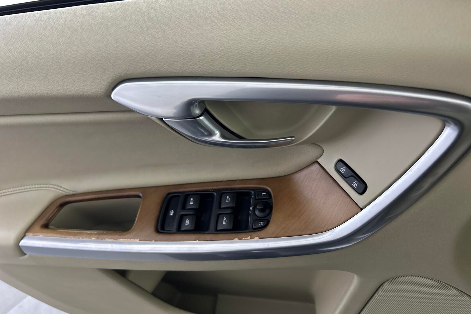 Volvo XC60 iso kuva 23