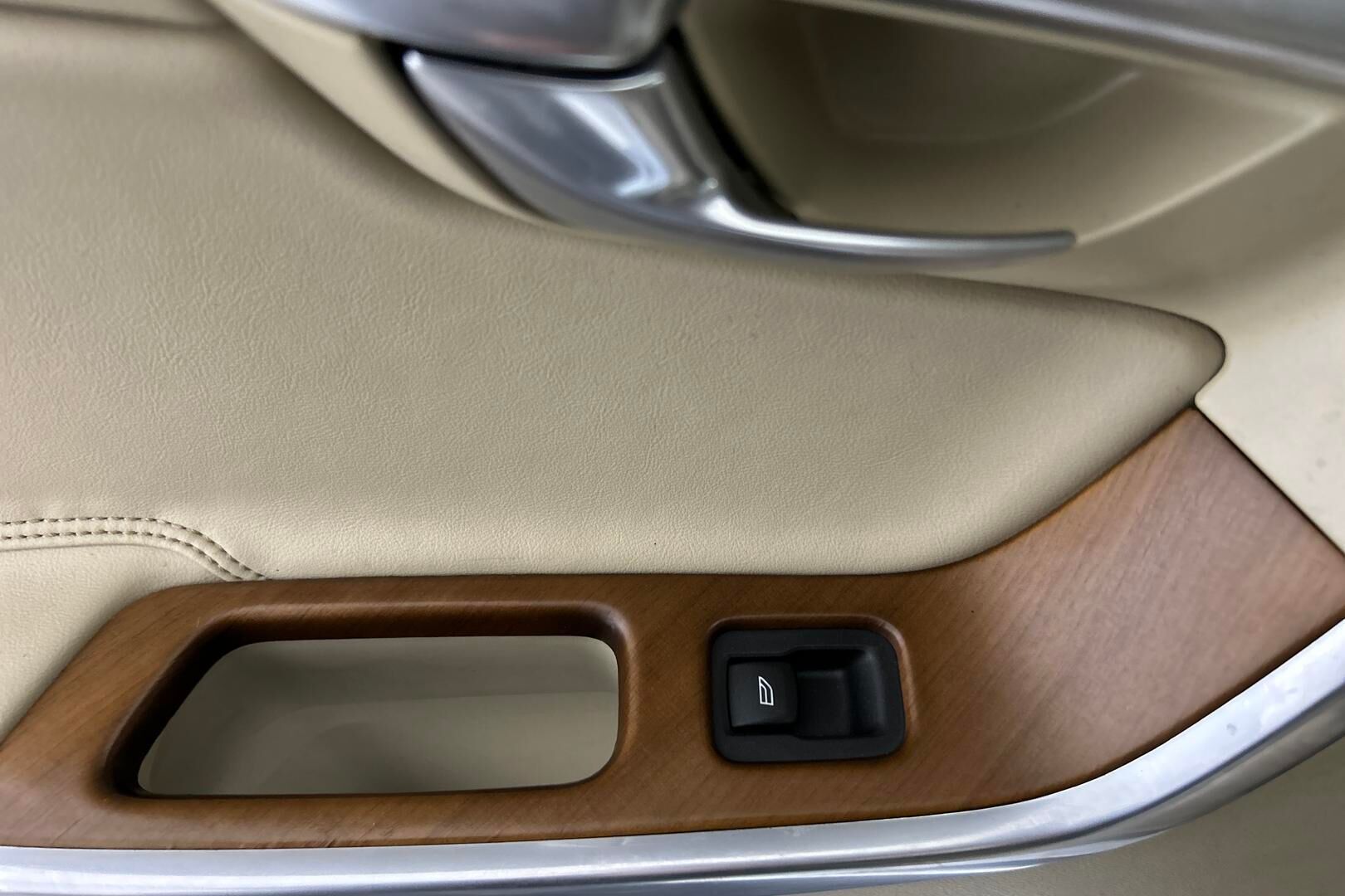 Volvo XC60 iso kuva 25