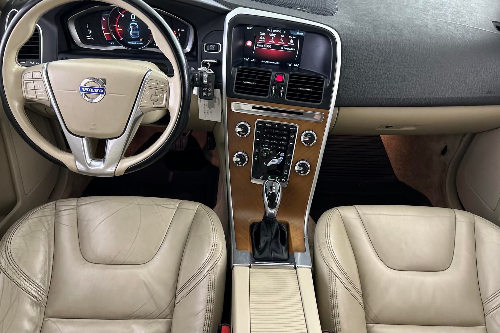 Volvo XC60 iso kuva 27