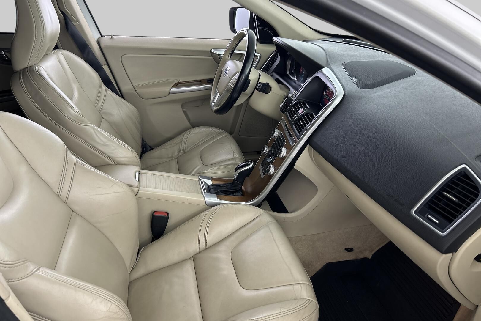 Volvo XC60 iso kuva 28