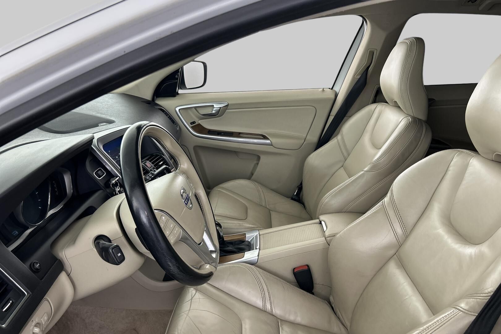 Volvo XC60 iso kuva 8