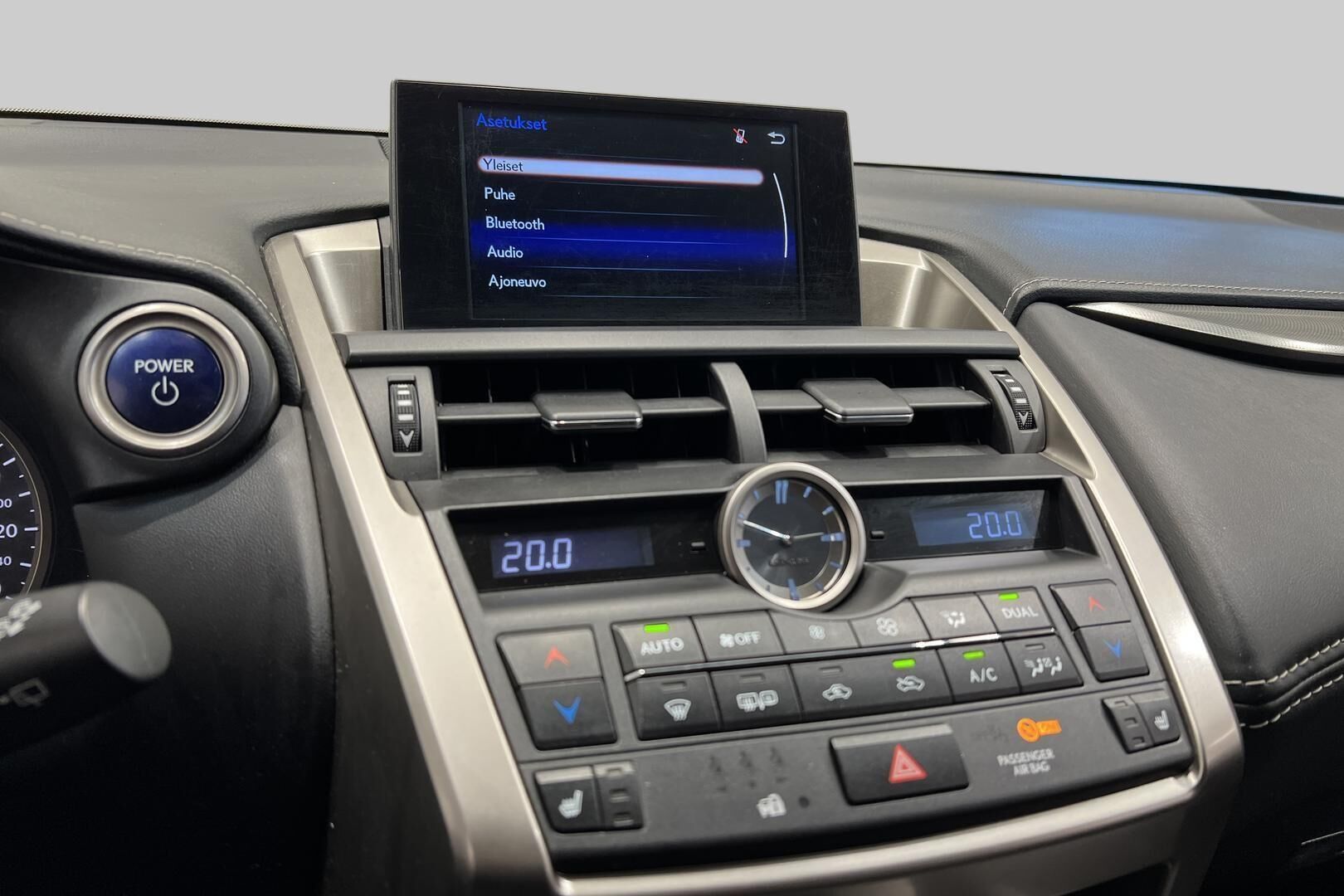 Lexus NX iso kuva 12