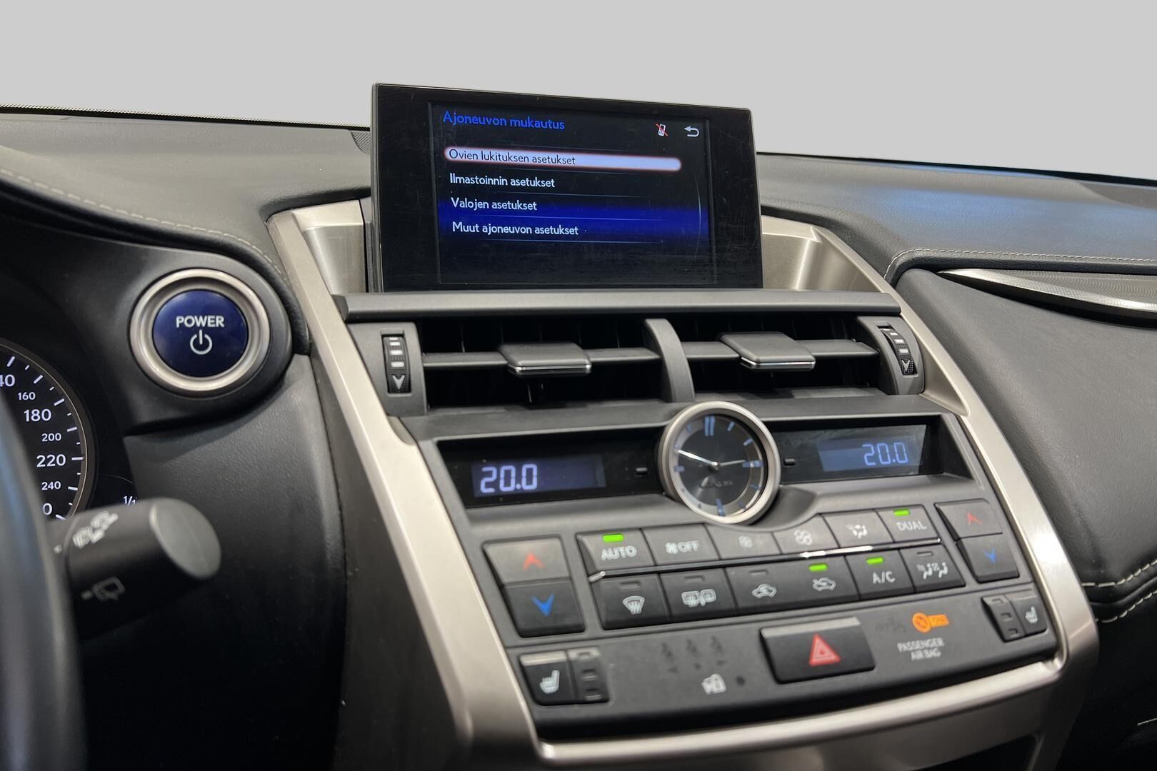 Lexus NX iso kuva 32