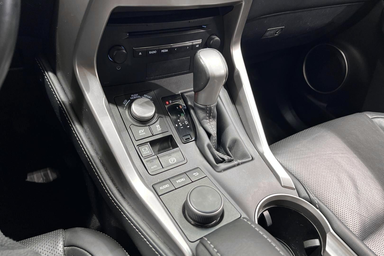 Lexus NX iso kuva 14