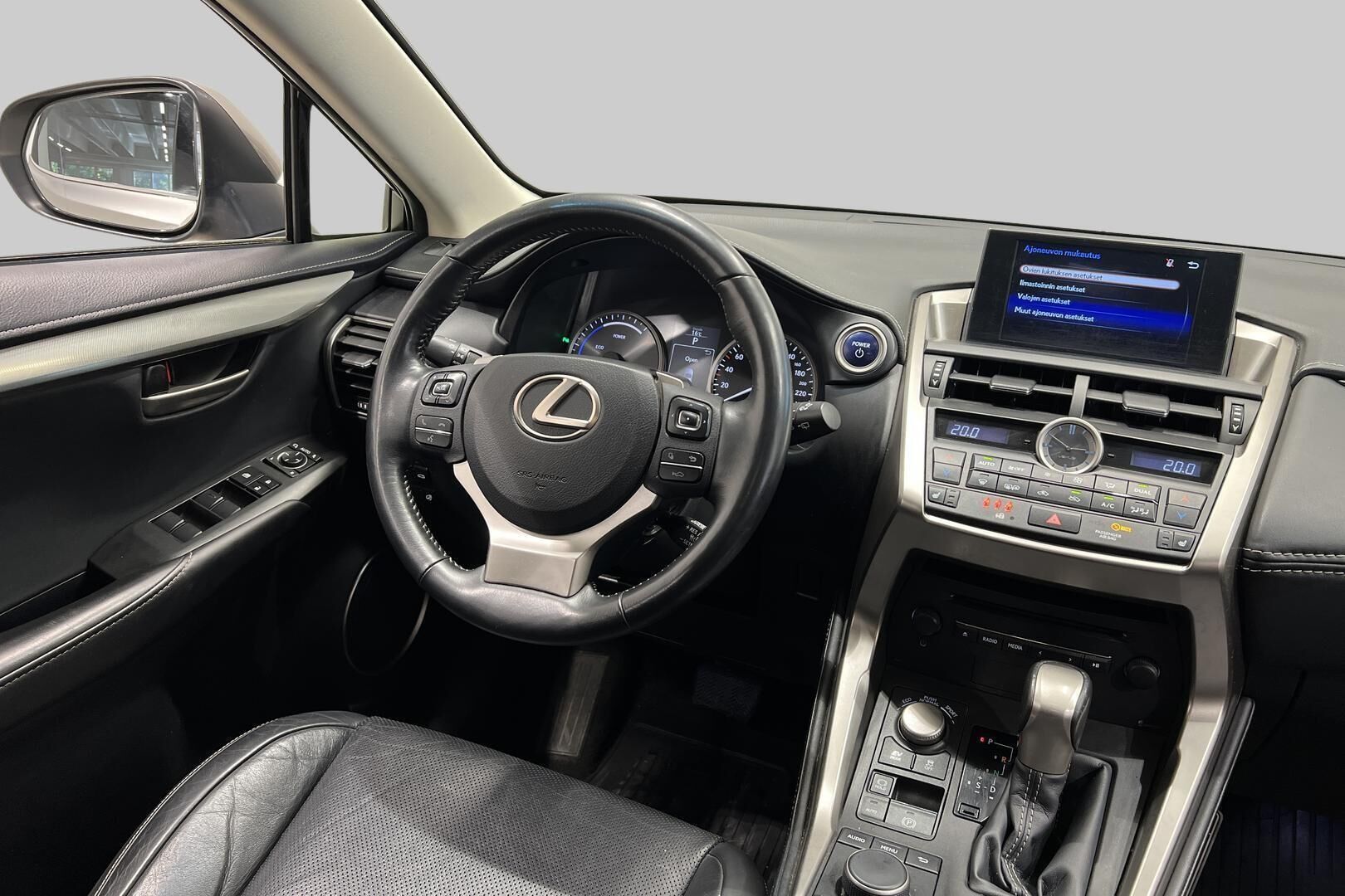 Lexus NX iso kuva 19