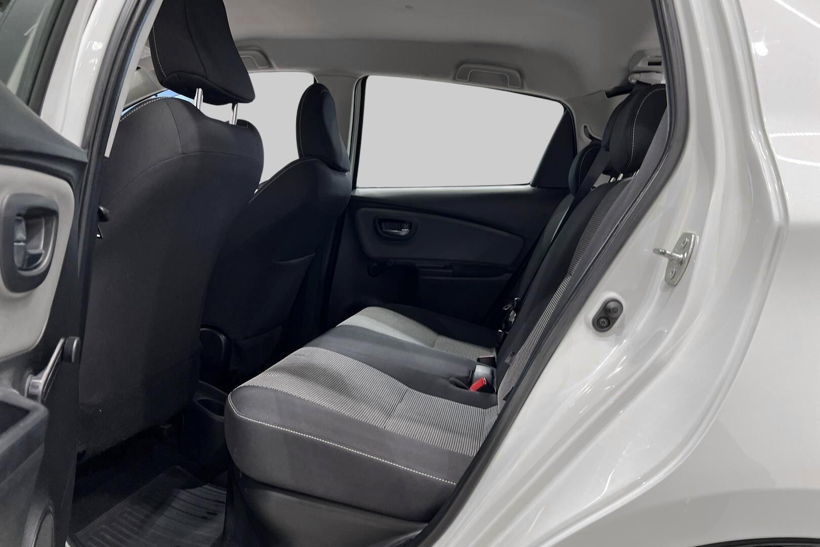 Toyota Yaris iso kuva 18