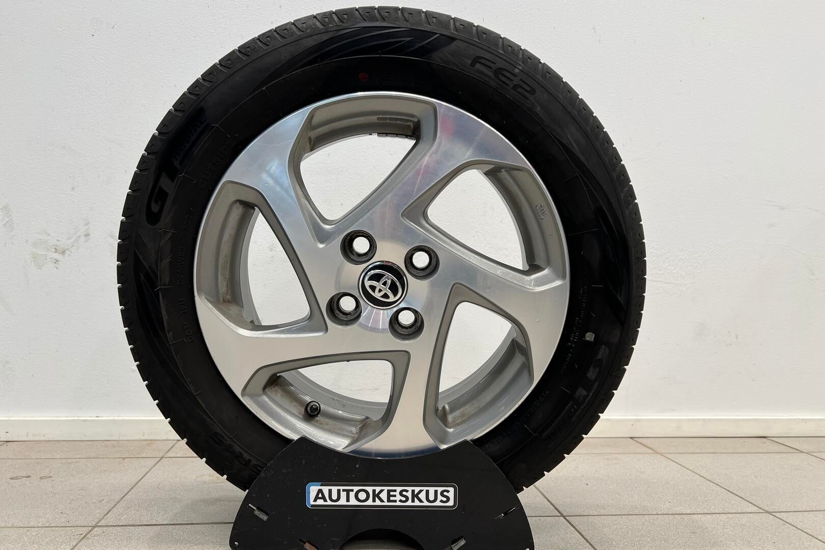 Toyota Yaris iso kuva 8