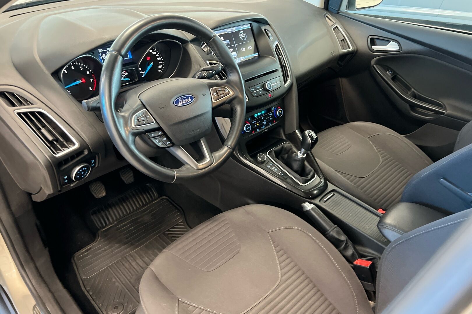 Ford Focus iso kuva 7