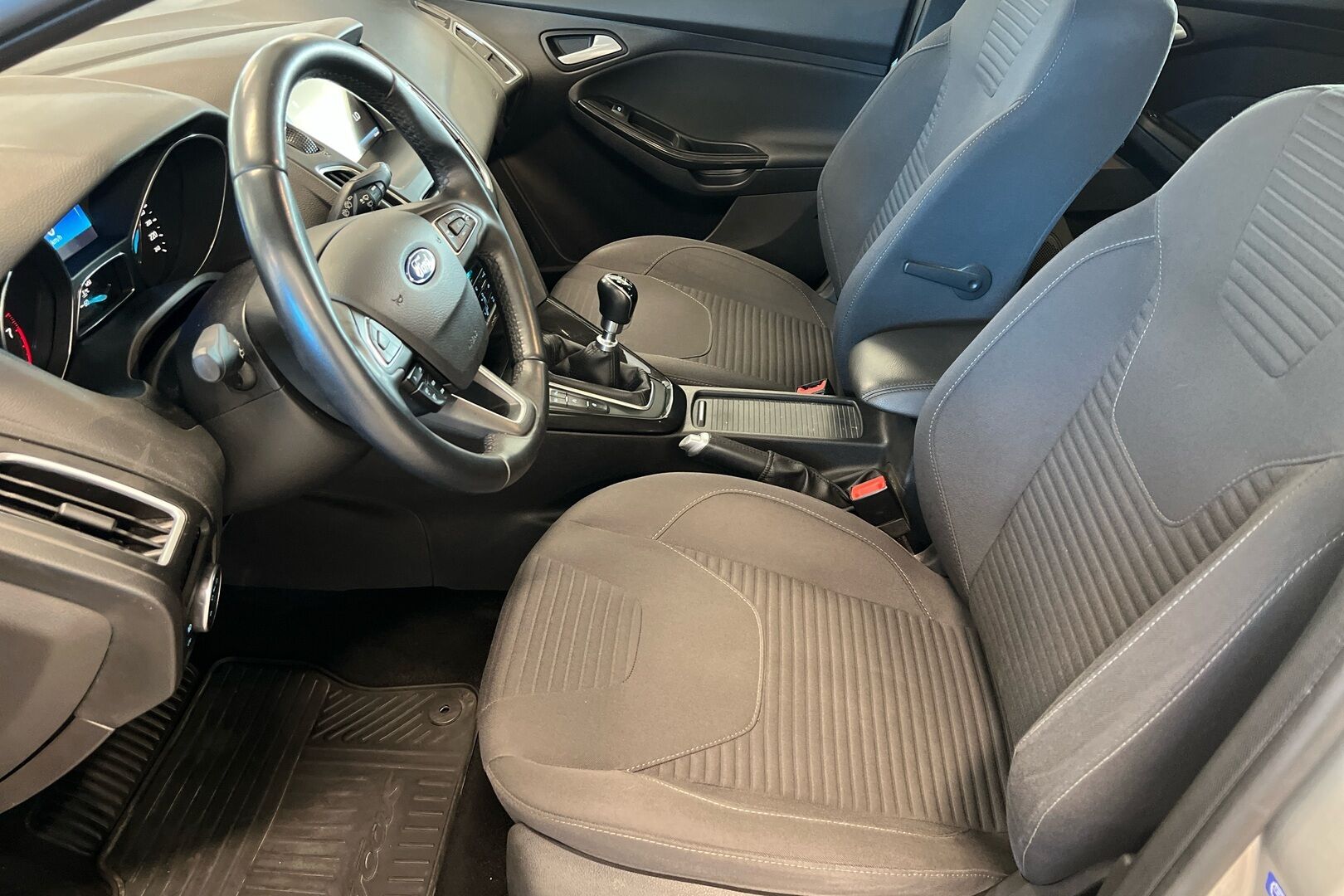 Ford Focus iso kuva 8