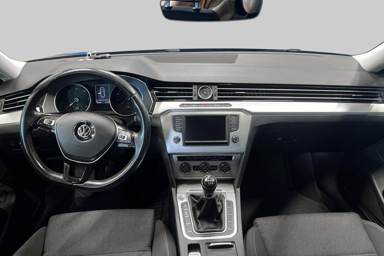 Volkswagen Passat iso kuva 11