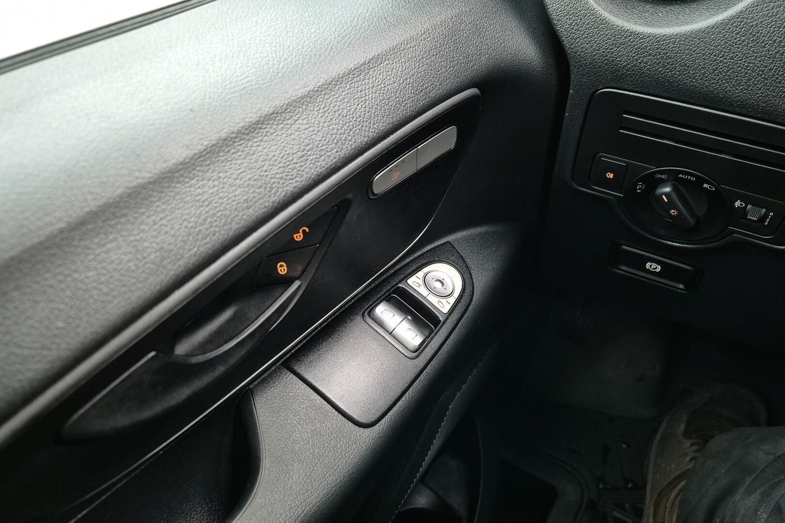 Mercedes-Benz Vito iso kuva 17