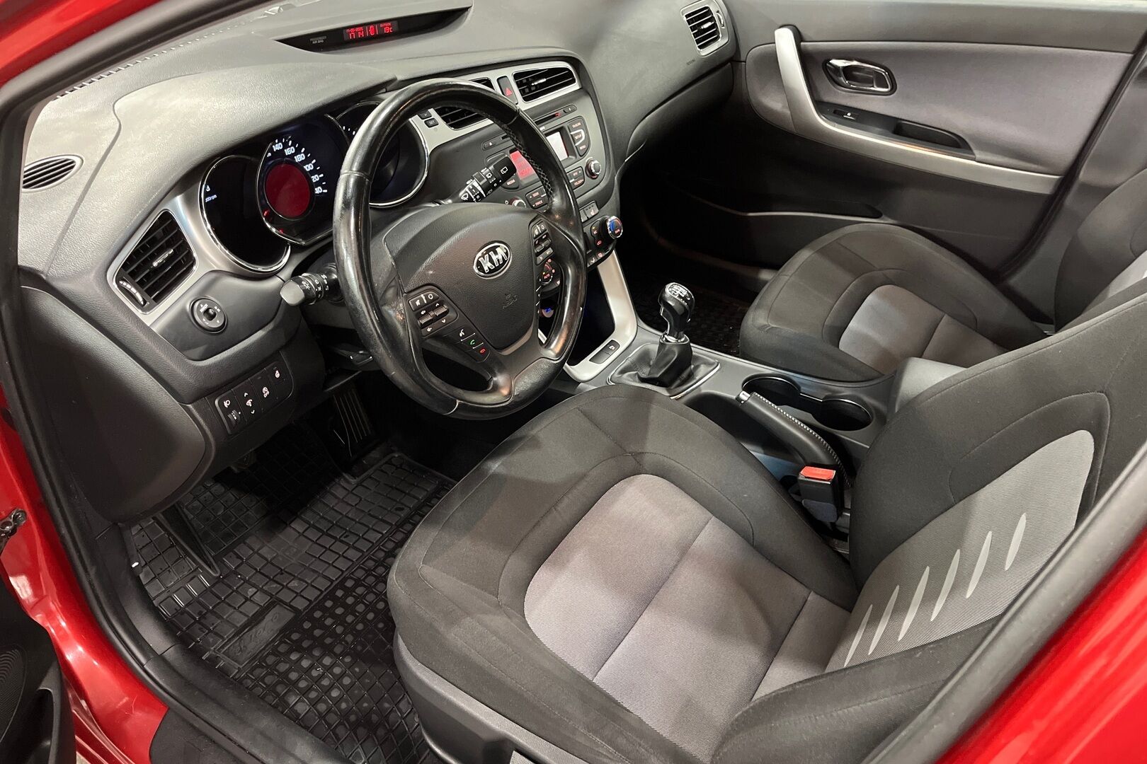 Kia cee'd iso kuva 6