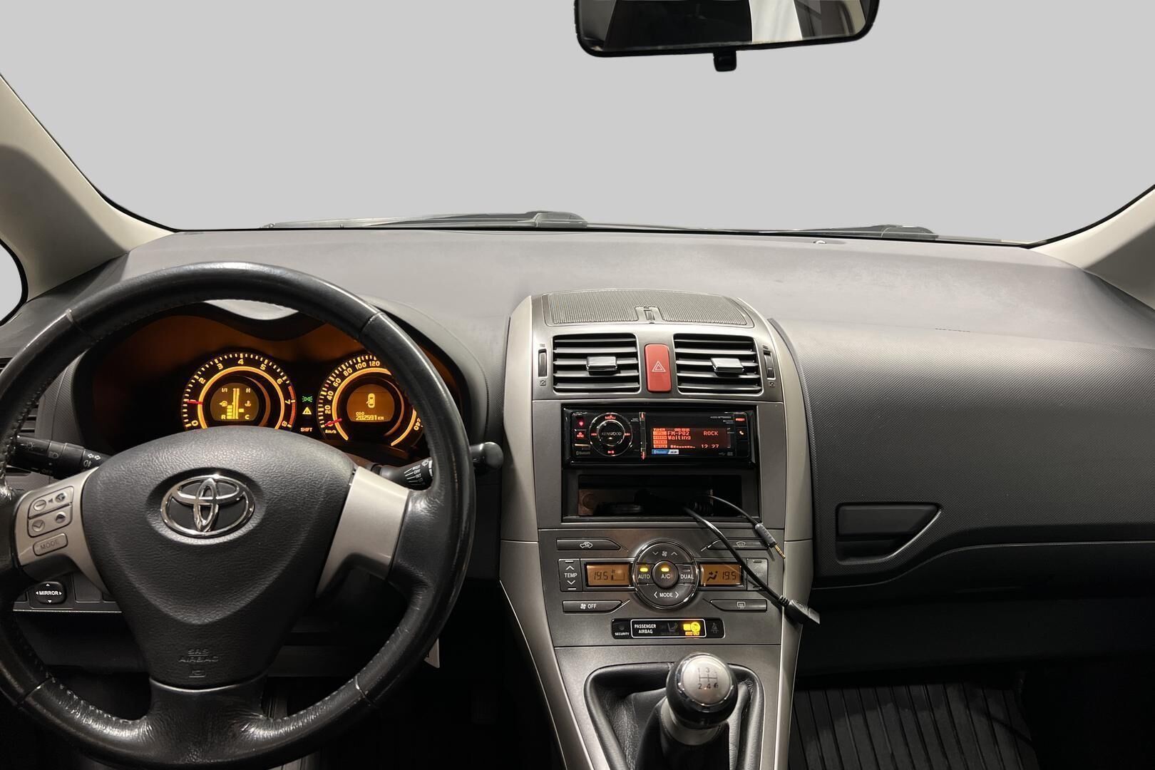 Toyota Auris iso kuva 11