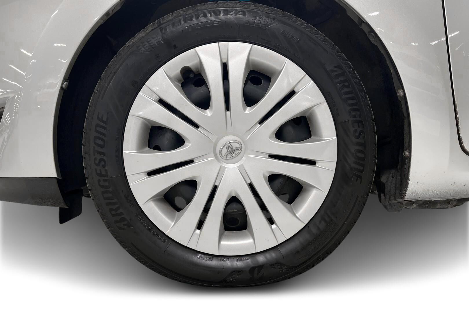 Toyota Auris iso kuva 13