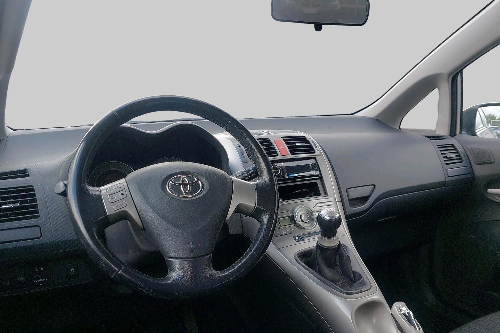 Toyota Auris iso kuva 2