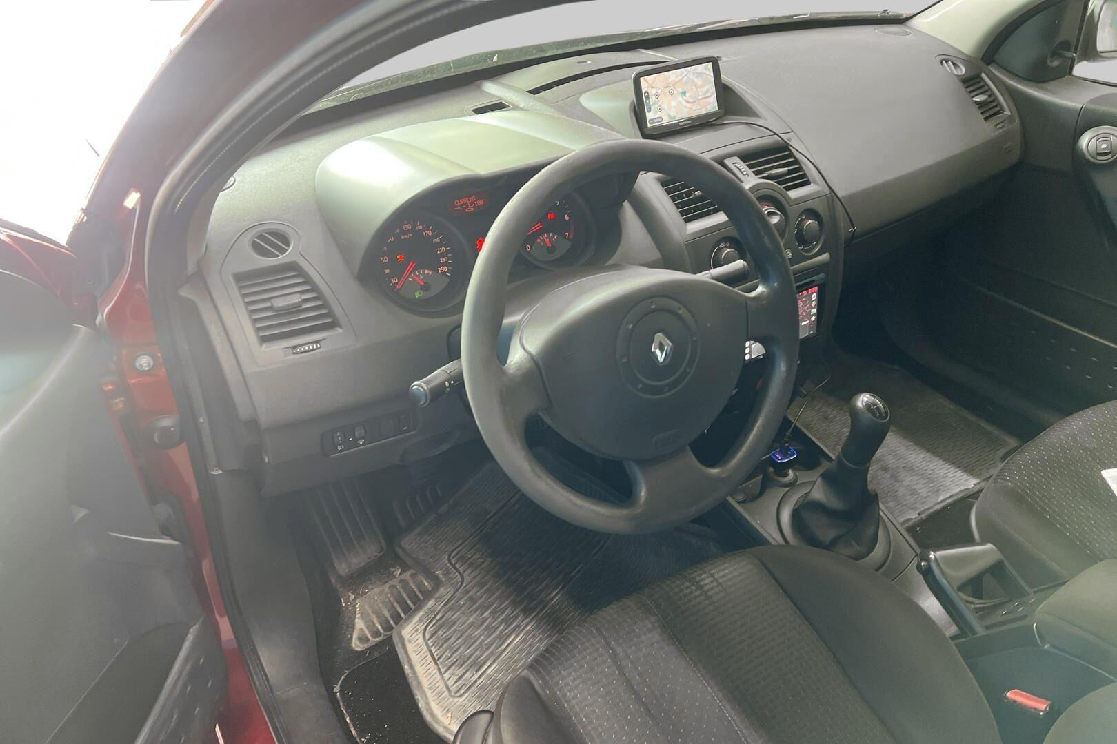 Renault Megane iso kuva 8