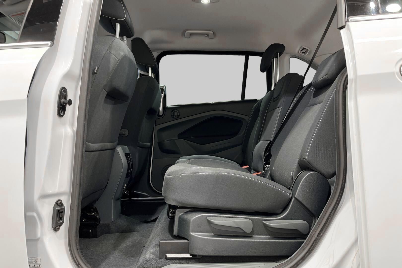 Ford Grand C-Max iso kuva 10