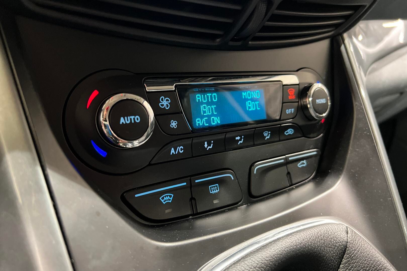 Ford Grand C-Max iso kuva 16