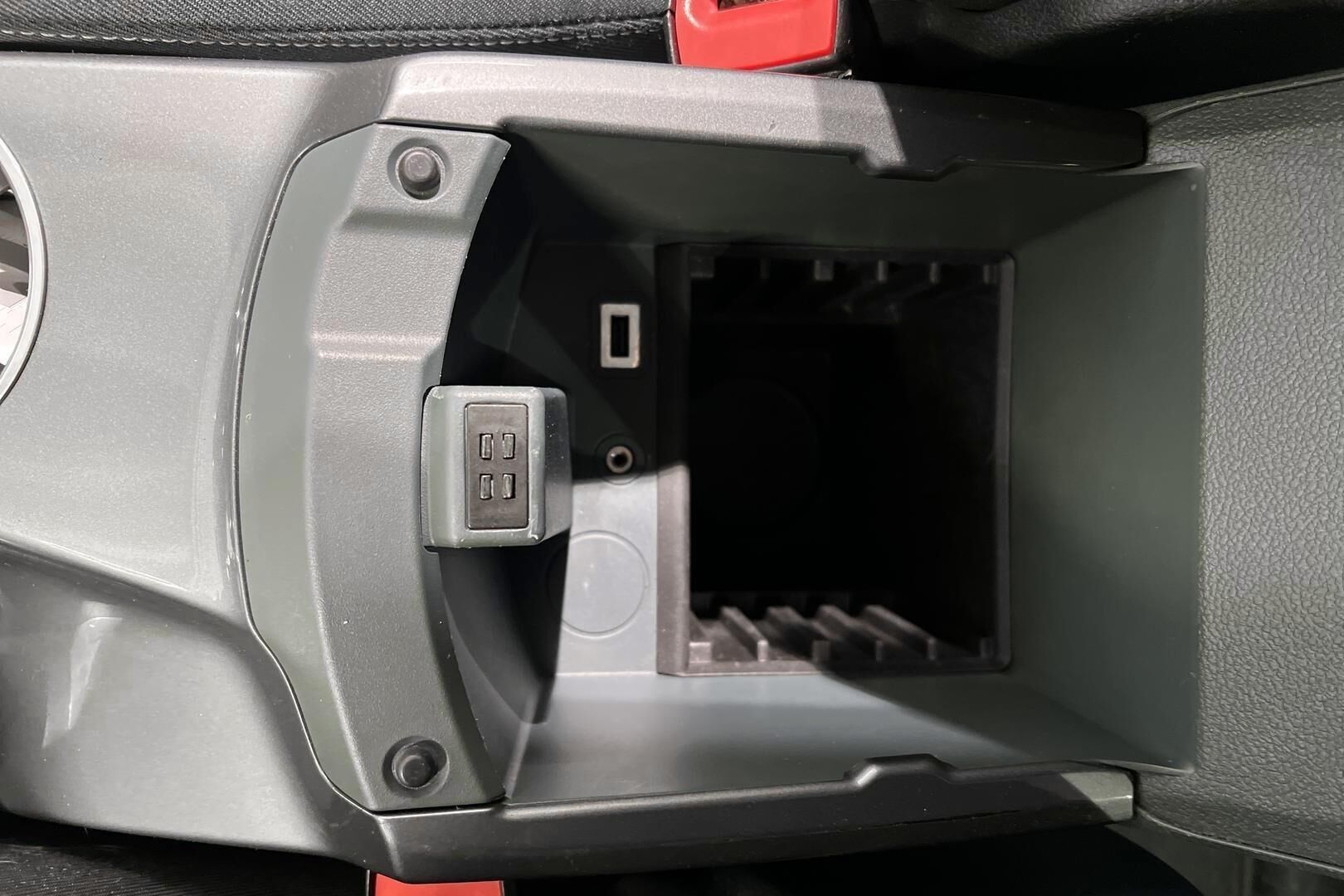 Ford Grand C-Max iso kuva 19