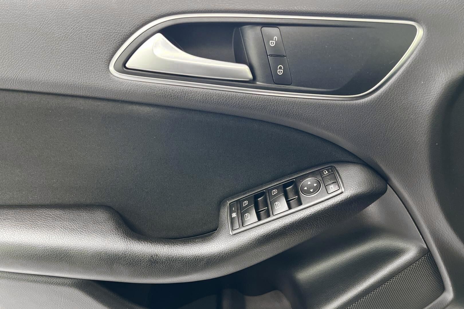 Mercedes-Benz B iso kuva 20