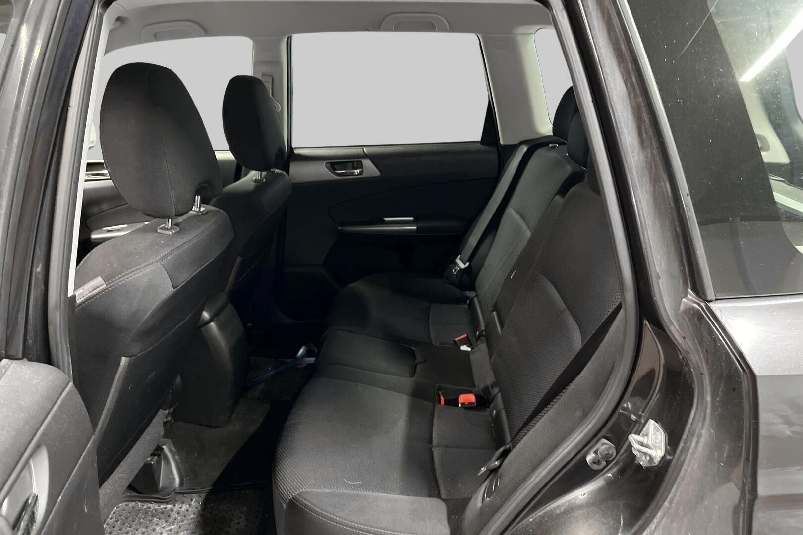 Subaru Forester iso kuva 9