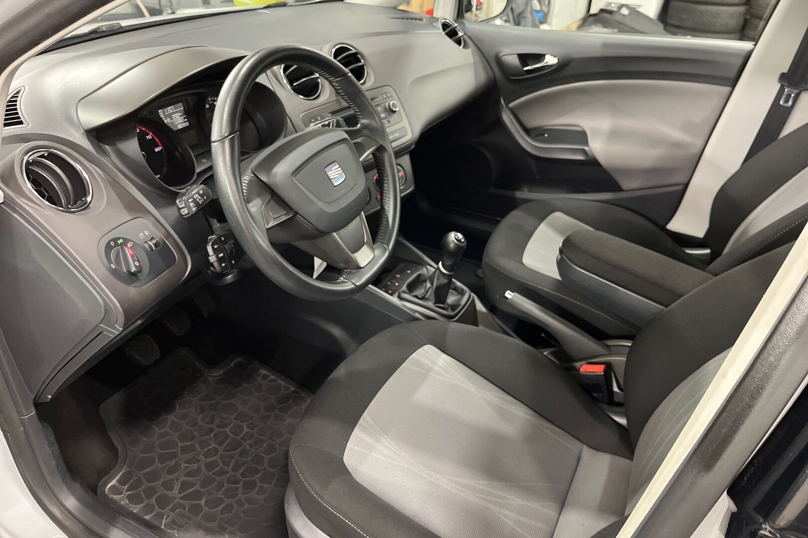 Seat Ibiza iso kuva 7