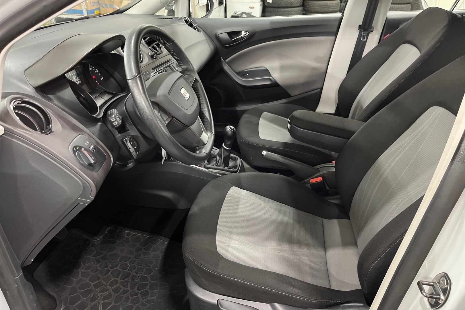 Seat Ibiza iso kuva 8