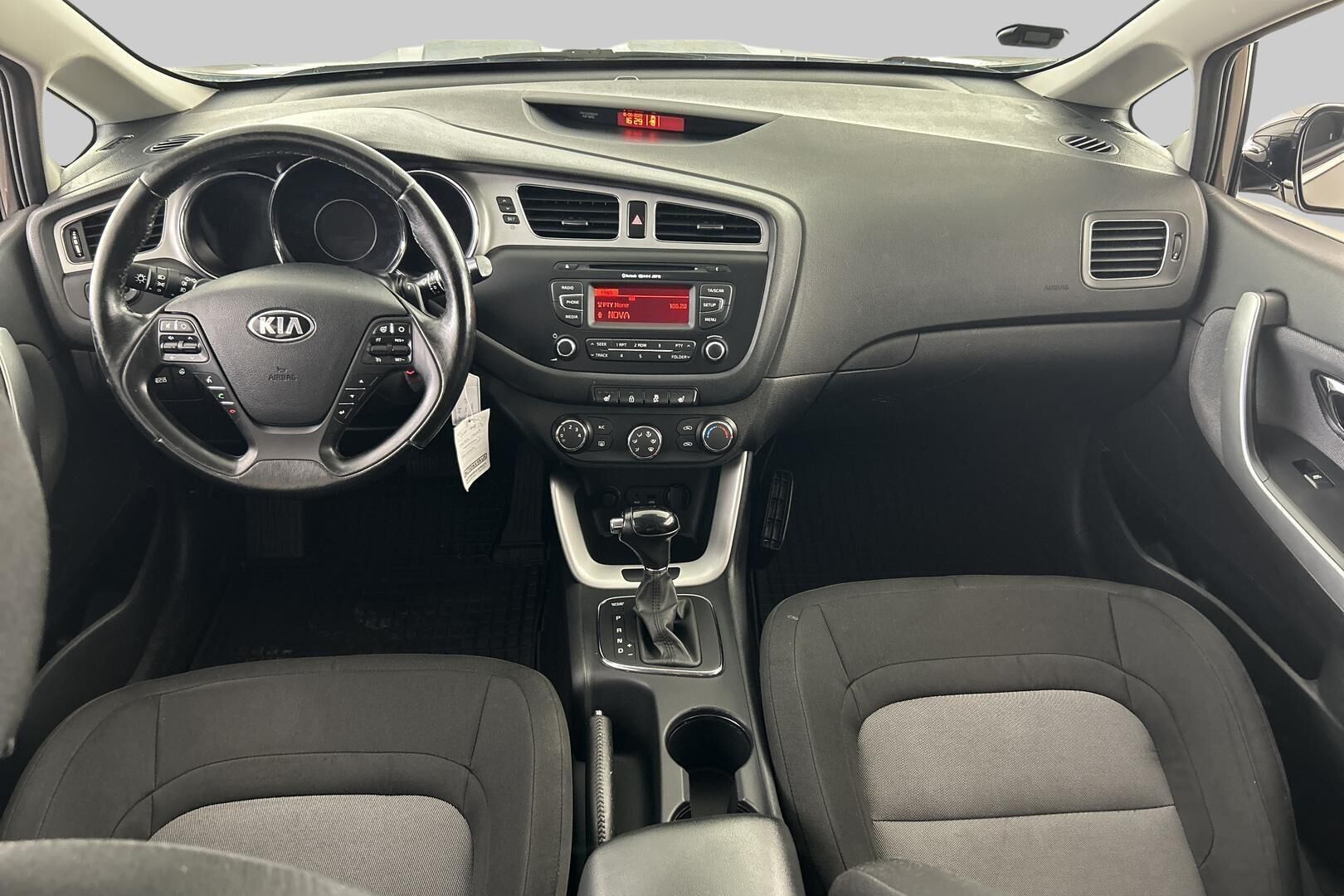 Kia cee'd iso kuva 8
