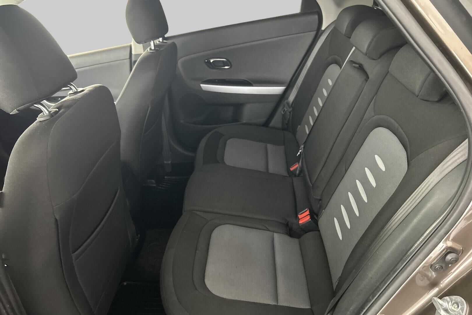 Kia cee'd iso kuva 7
