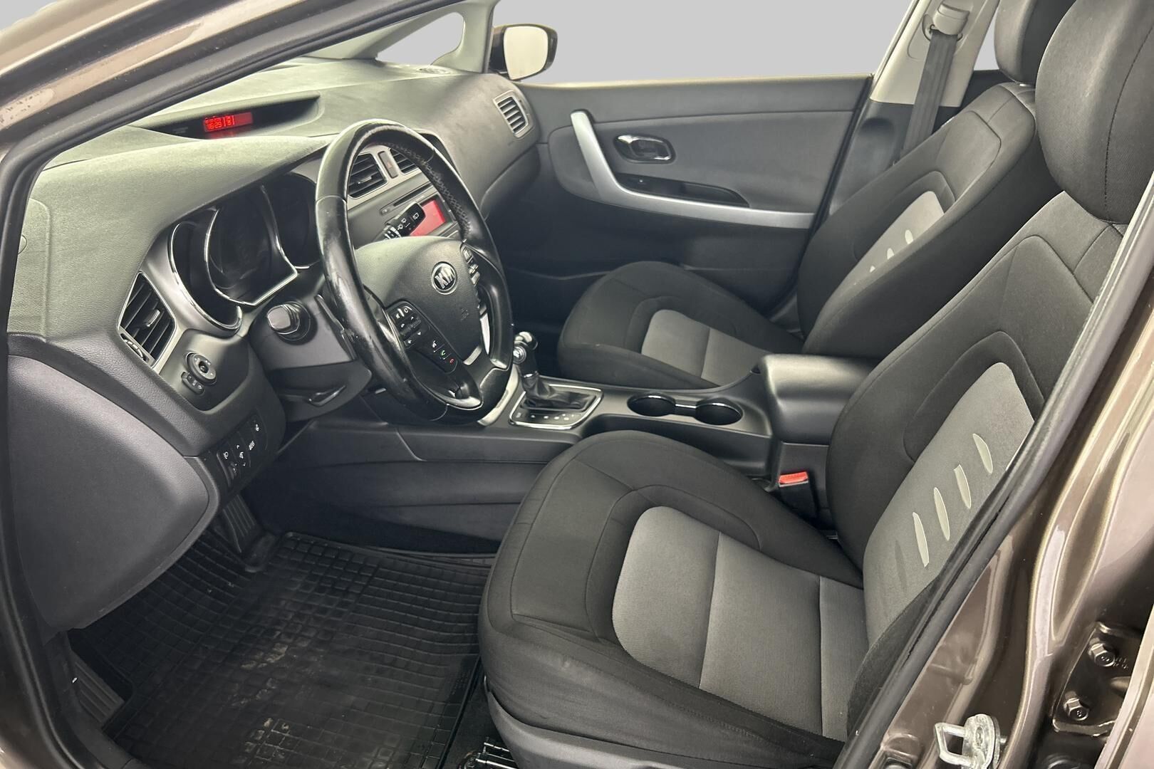 Kia cee'd iso kuva 8