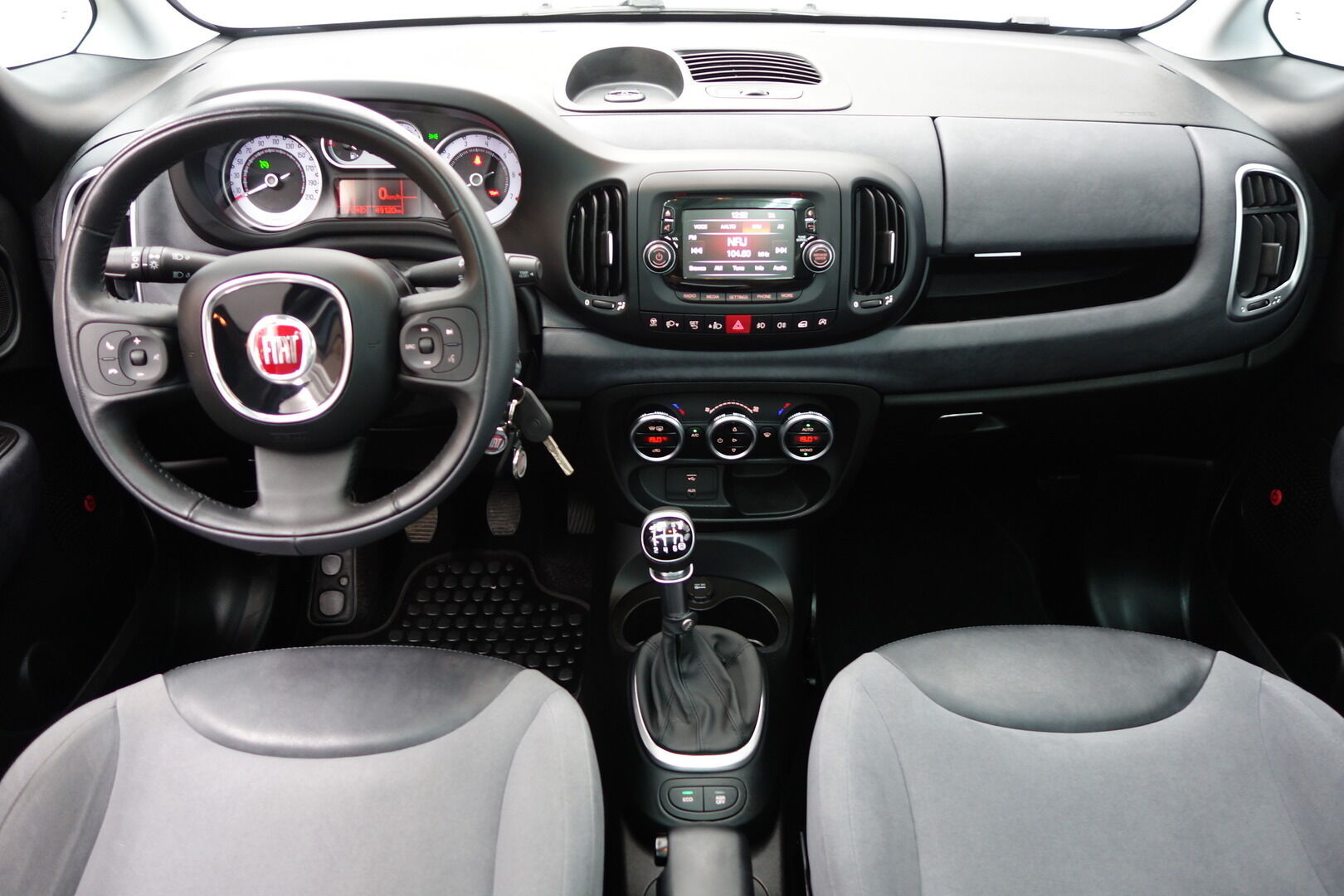 Fiat 500L iso kuva 2