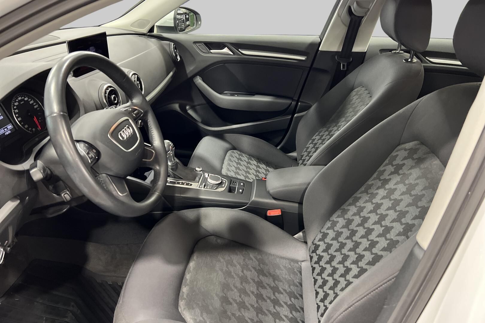 Audi A3 iso kuva 9
