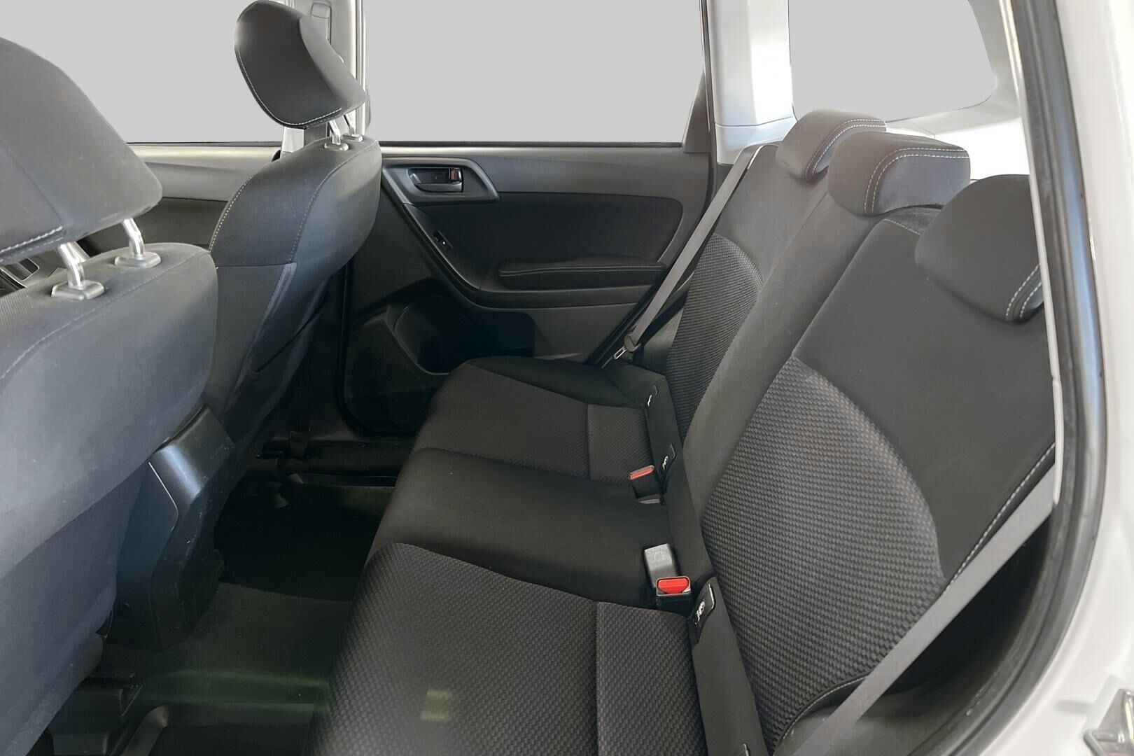 Subaru Forester iso kuva 10