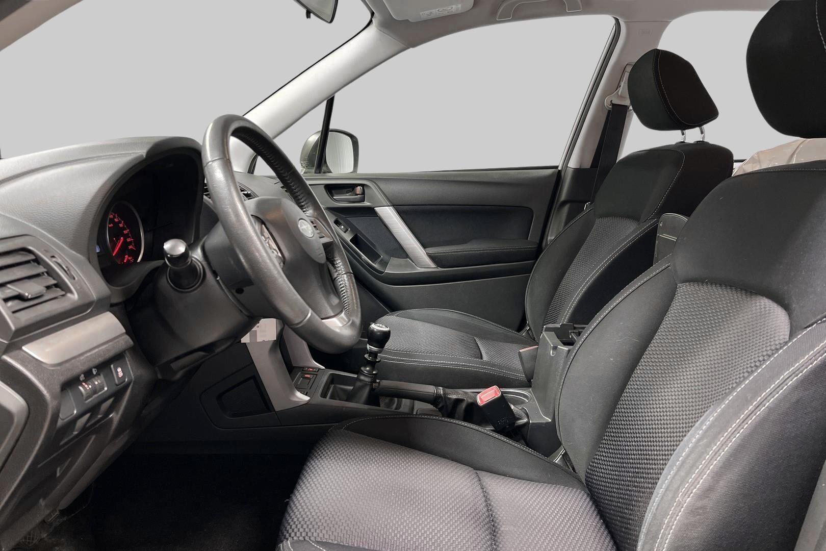 Subaru Forester iso kuva 9
