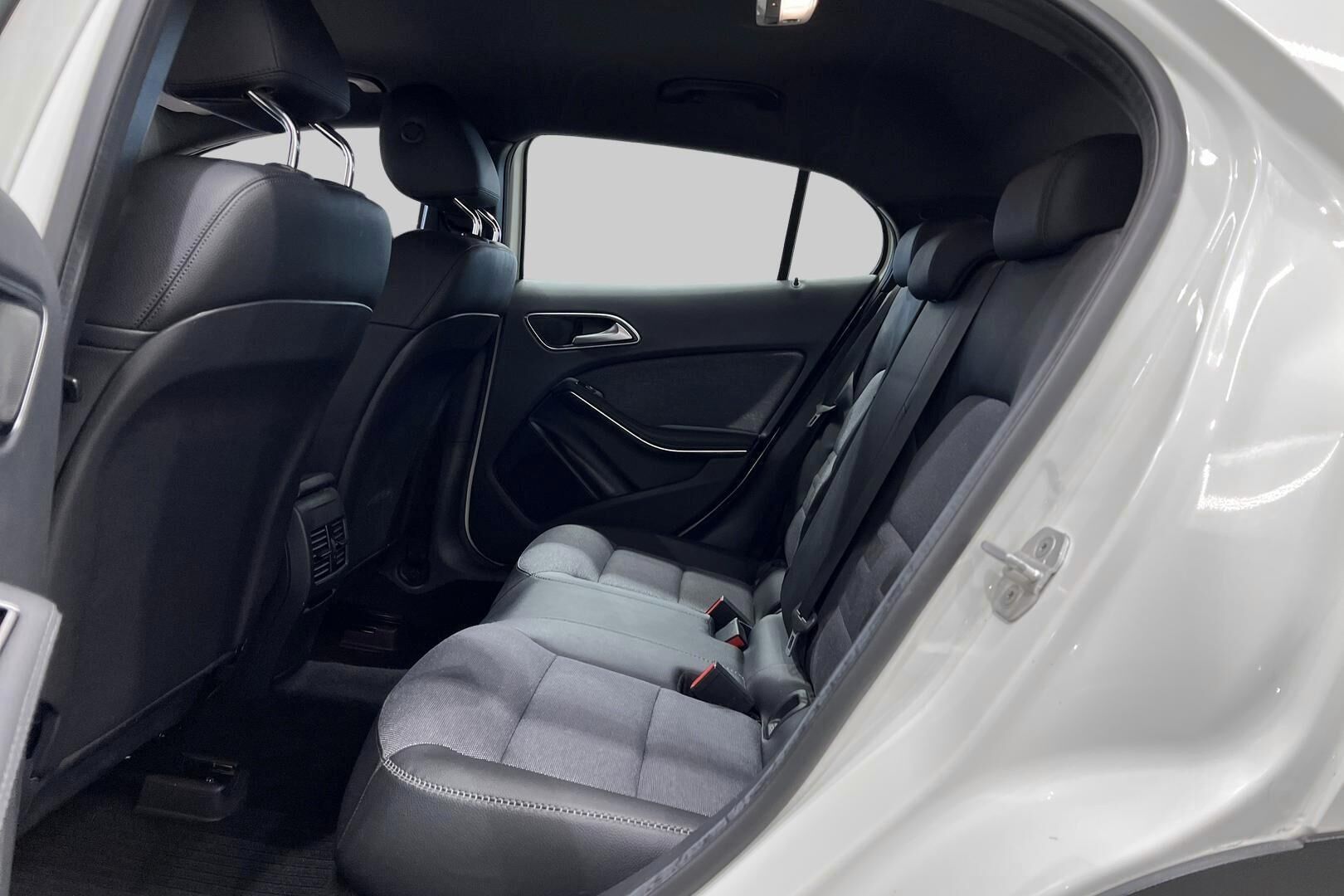 Mercedes-Benz GLA iso kuva 10