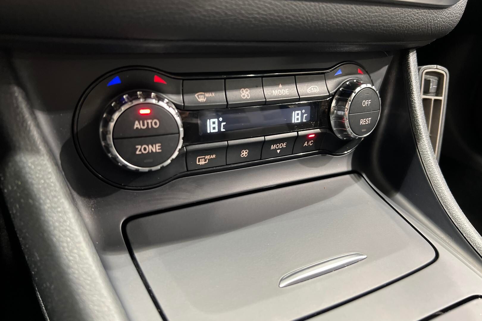 Mercedes-Benz GLA iso kuva 18