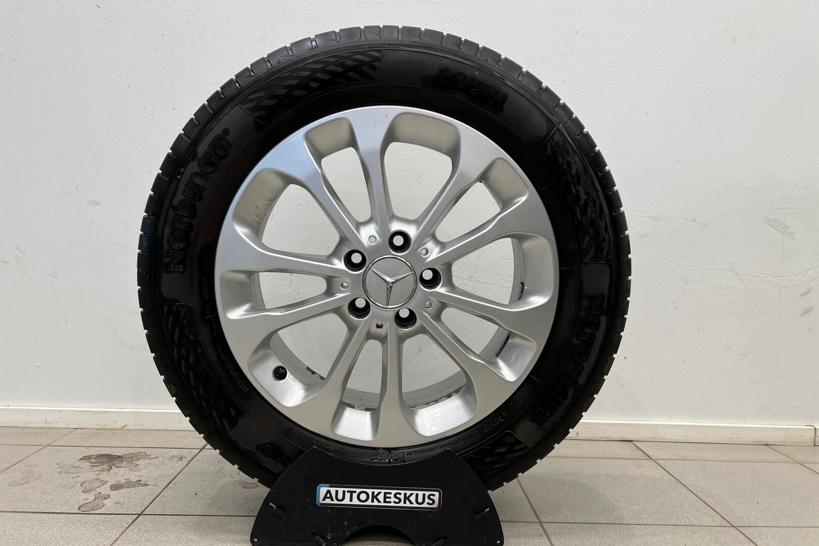 Mercedes-Benz GLA iso kuva 26