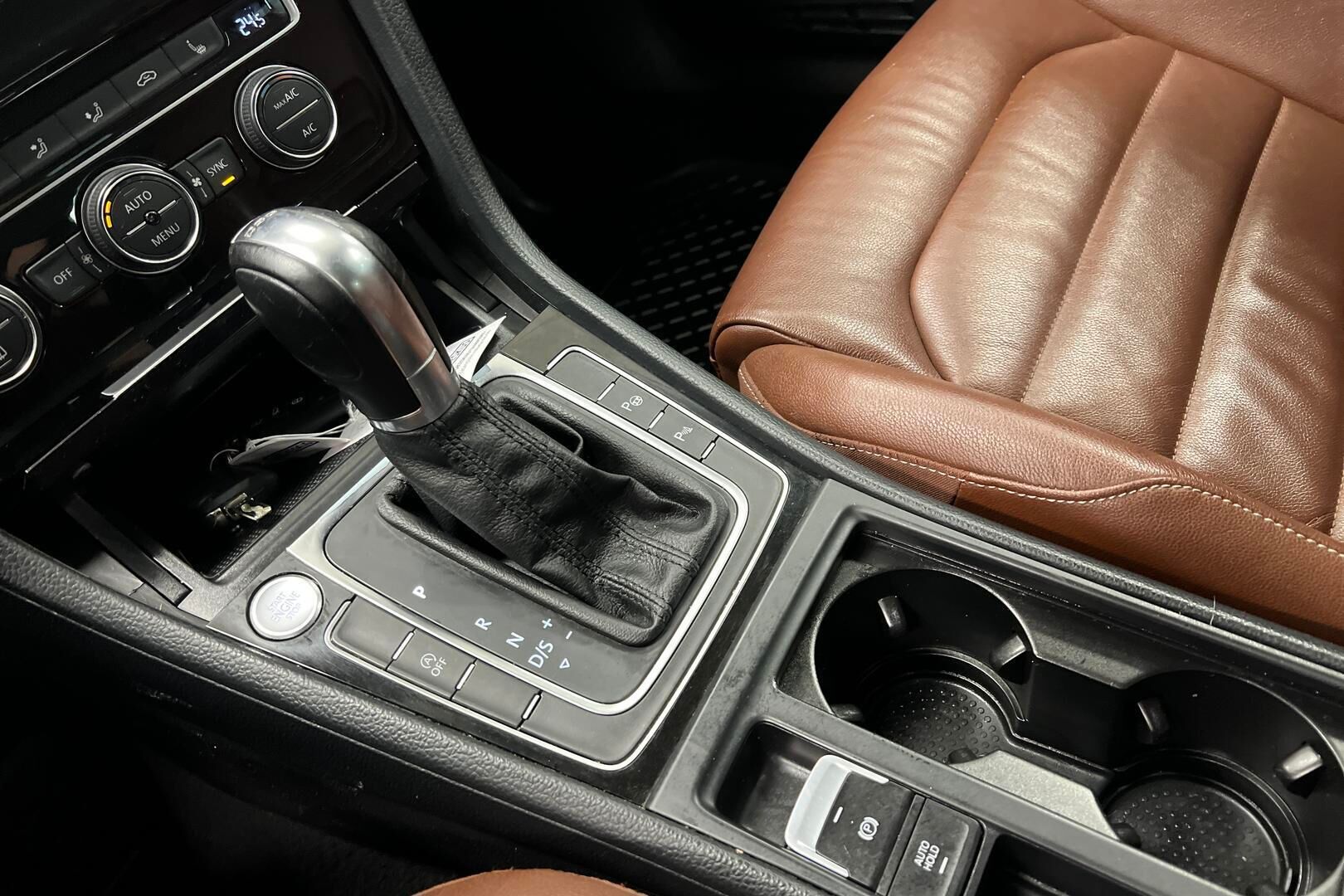 Volkswagen Golf iso kuva 16