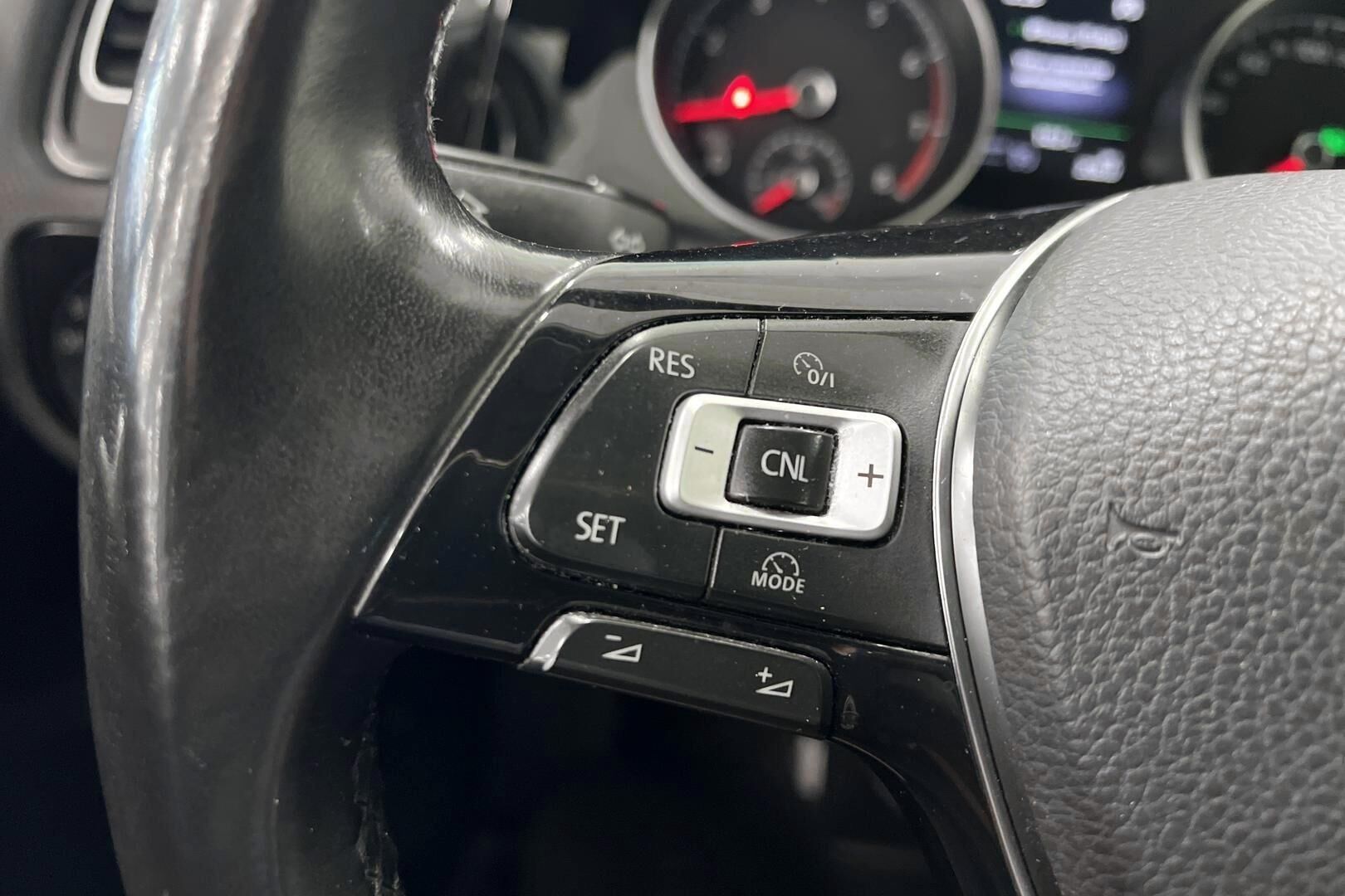 Volkswagen Golf iso kuva 17