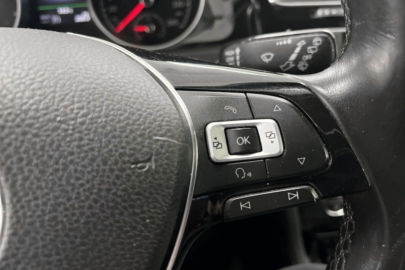 Volkswagen Golf iso kuva 18