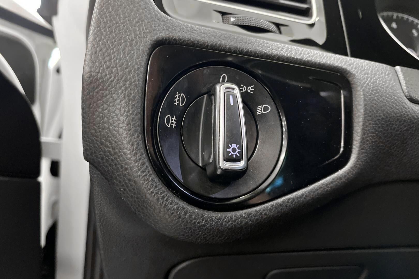 Volkswagen Golf iso kuva 19