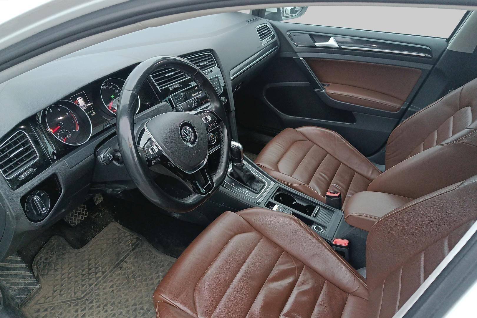 Volkswagen Golf iso kuva 2