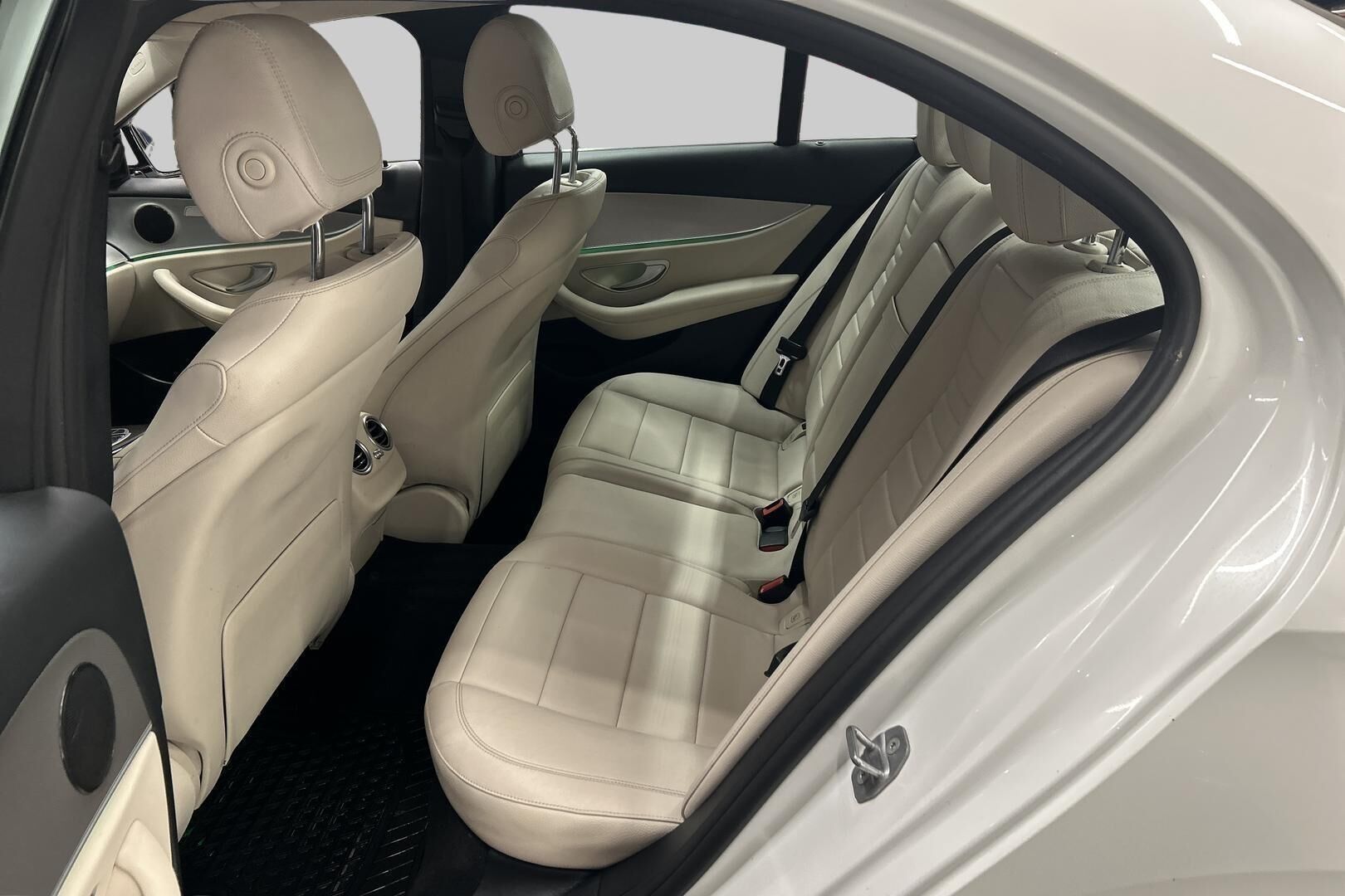 Mercedes-Benz E iso kuva 10