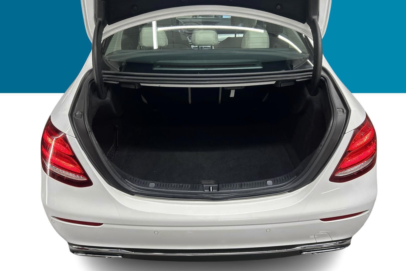 Mercedes-Benz E iso kuva 12