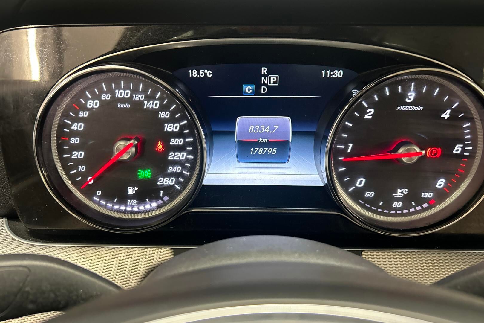Mercedes-Benz E iso kuva 14