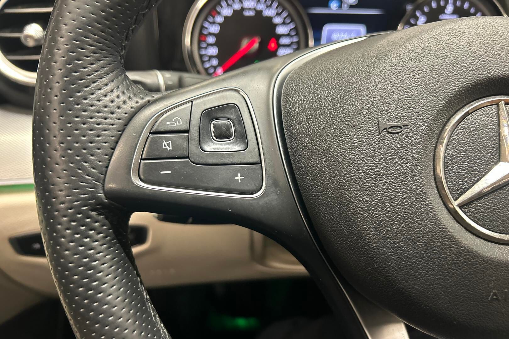 Mercedes-Benz E iso kuva 15