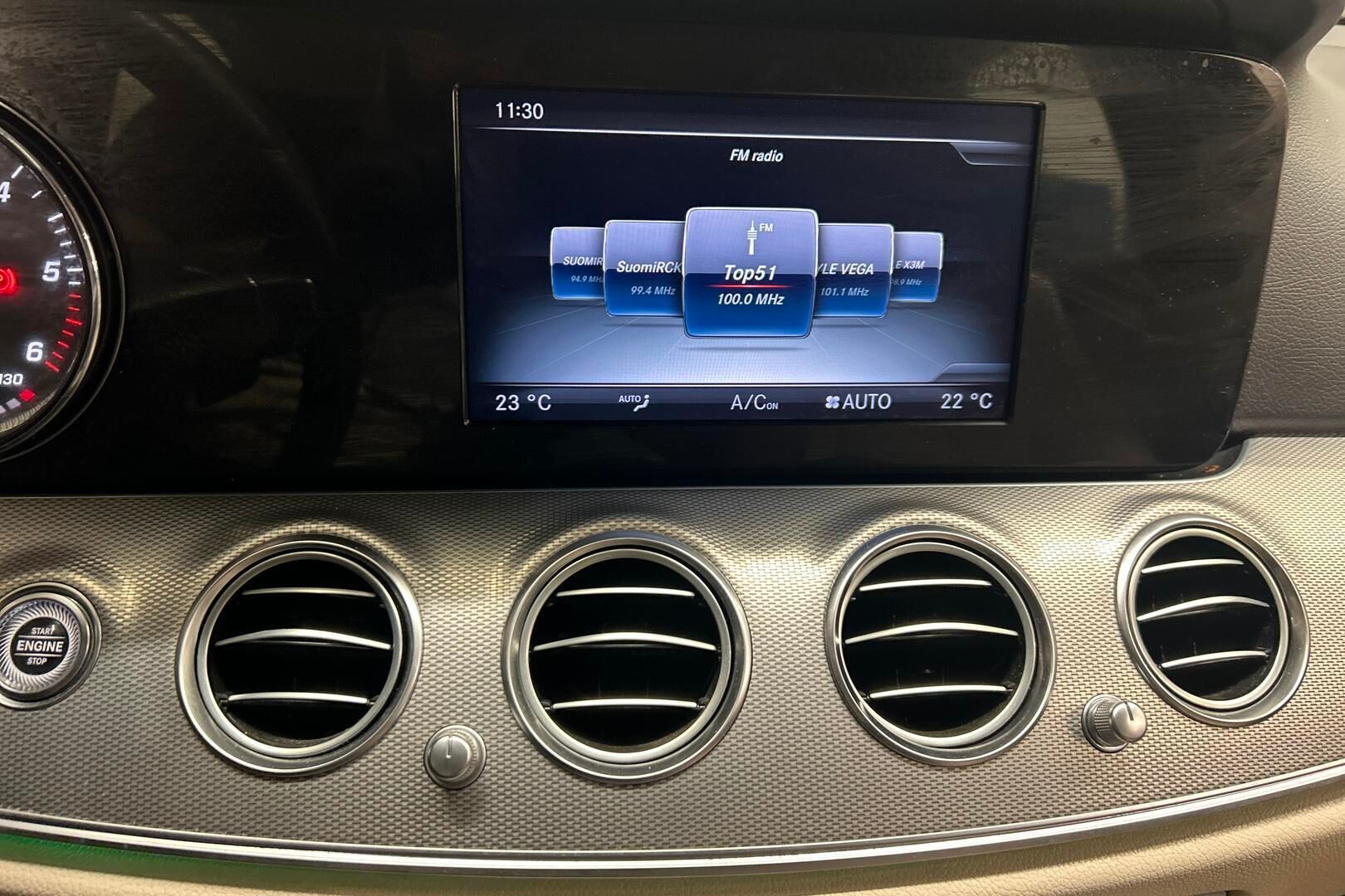 Mercedes-Benz E iso kuva 17