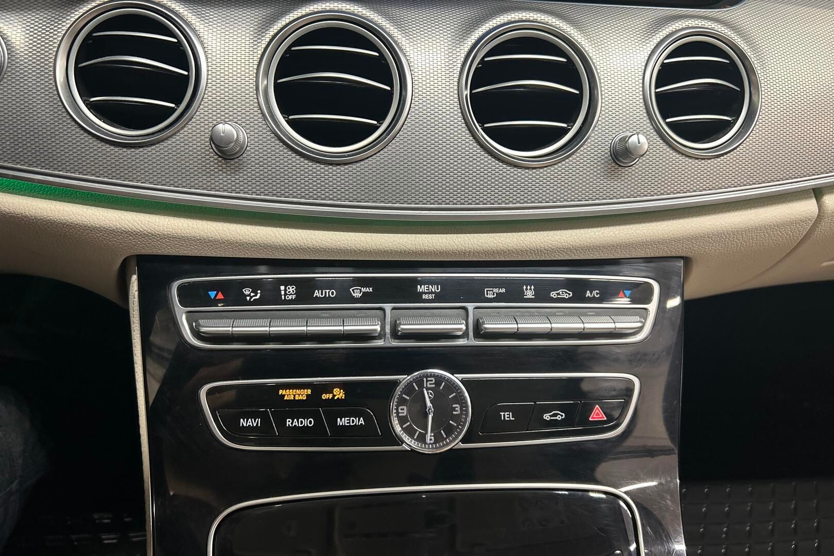 Mercedes-Benz E iso kuva 19
