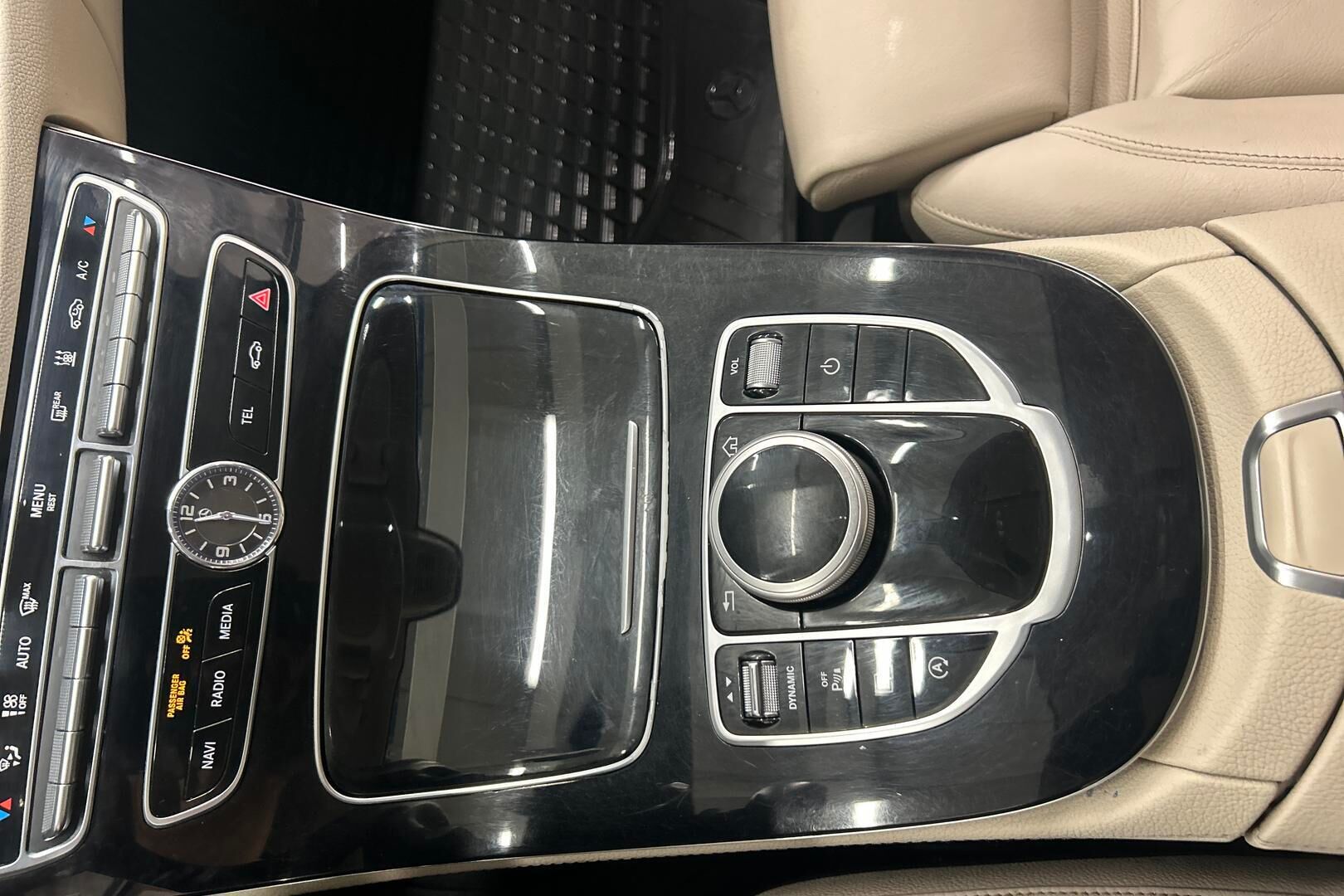Mercedes-Benz E iso kuva 20